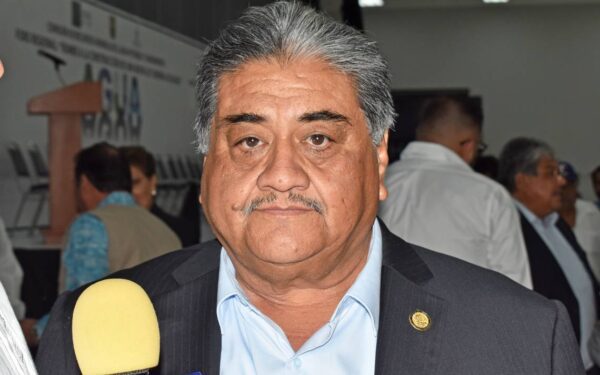 Diputado Borrego Adame sufrió un vergonzoso accidente durante discurso en Coahuila